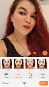 Print de uma selfie de uma mulher com cabelos vermelhos mostrando a ferramenta Filtros do AirBrush. 