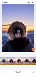 Tutorial de edição de uma foto de uma mulher usando um casaco de frio possivelmente em algum lugar com neve usando a ferramenta Filtro do AirBrush 
