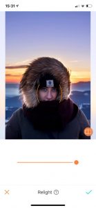 Tutorial de edição de uma foto de uma mulher usando um casaco de frio possivelmente em algum lugar com neve usando a ferramenta Relight do AirBrush 
