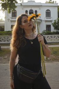 foto de mujer con un girasol y luz del sol 