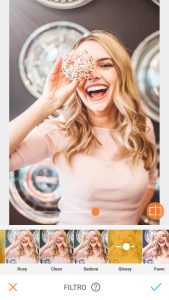 Tutorial de edição da foto de uma mulher segurando um donuts em frente ao olho e sorrindo usando a ferramenta Filtro do AirBrush