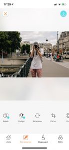 Montagem da foto do homem tirando uma foto usando a ferramenta Bokeh do AirBrush