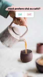 Mesma foto da mesa posta com o escrito "Você prefere chá ou café?" e uma enquete com as opções Chá e Café