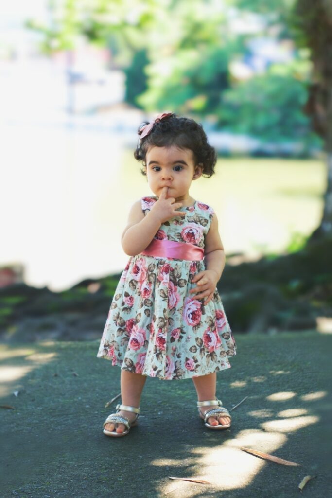 foto de uma criança num parque usando um vestido florido