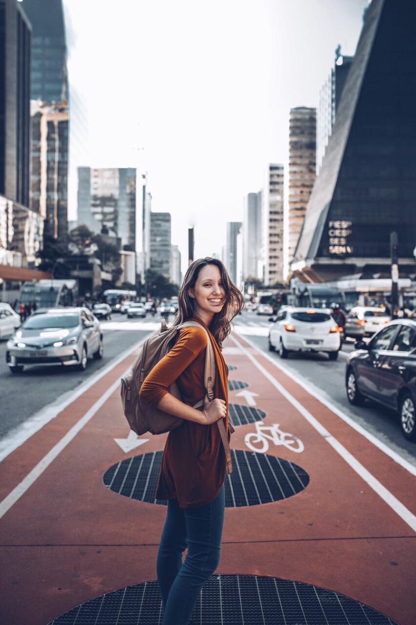 foto de uma mulher atravessando uma avenida com mais contraste