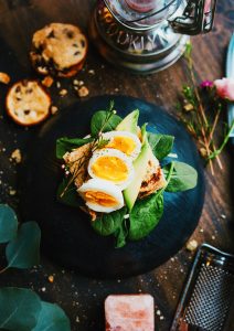 Foto de um lanche instagramável com pão e ovos cozidos por cima com o resultado final da edição 