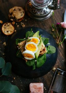 Foto de um lanche instagramável com pão e ovos cozidos por cima. 