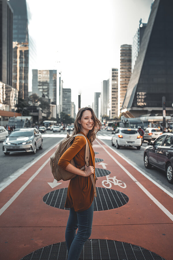 foto de uma mulher atravessando uma avenida