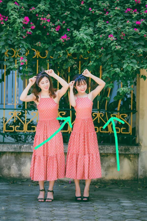 dos mujeres asiáticas con vestido naranja con puntitos