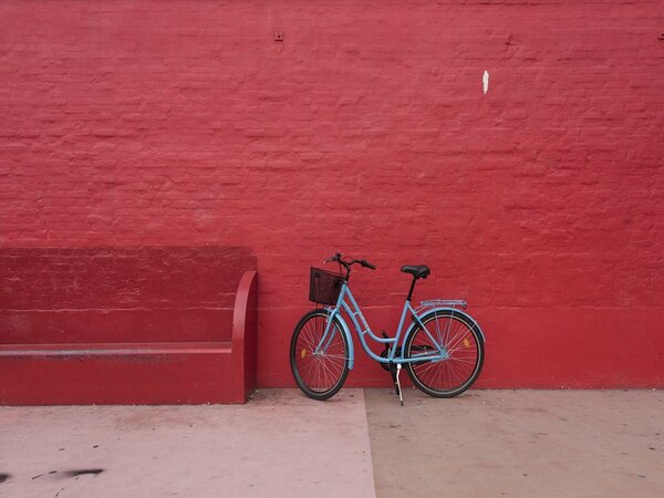 Bicicleta en pared roja