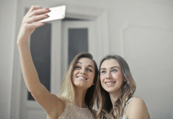 Duas amigas tirando uma selfie