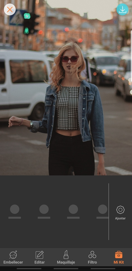 mujer rubia con cabello largo en un cruce peatonal en medio de una ciudad cosmopólita