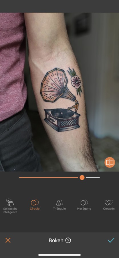 tatuaje de un instrumento musical en el antebrazo