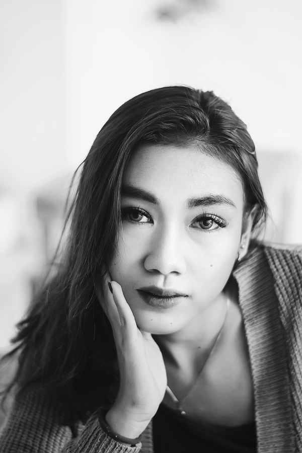 Fotografía en blanco y negro de una mujer asiatico