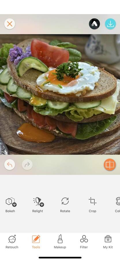 sandwich with eggs, tomatoes and pickles