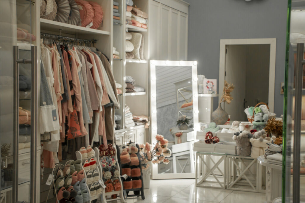 Uma imagem de uma loja de bebê, com roupas e sapatinhos de criança. 