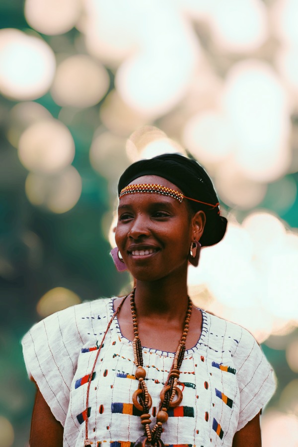 mujer afrodescendiente con vestimenta tradicional