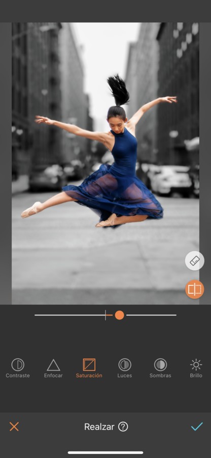 mujer bailando ballet en medio de la ciudad