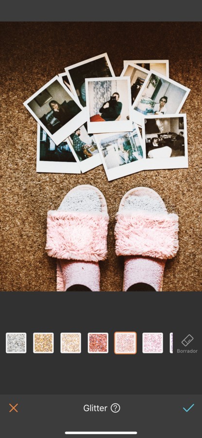 fotografías instantáneas estilo polaroid en el piso junto a unos pies 