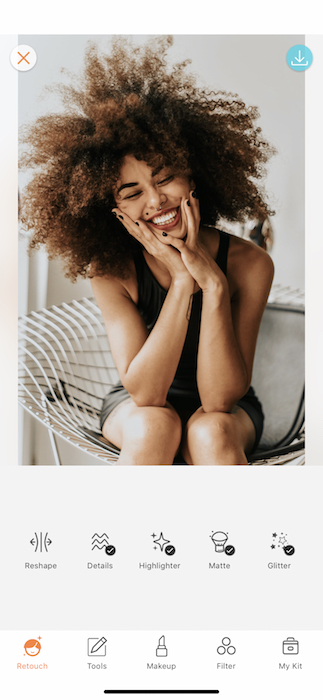 Picture of a black woman smiling to the camera 