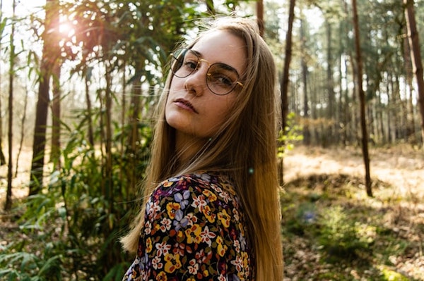 woman using glasses and posing to the camera