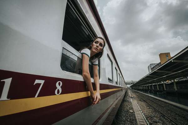 mujer en ventana del tren