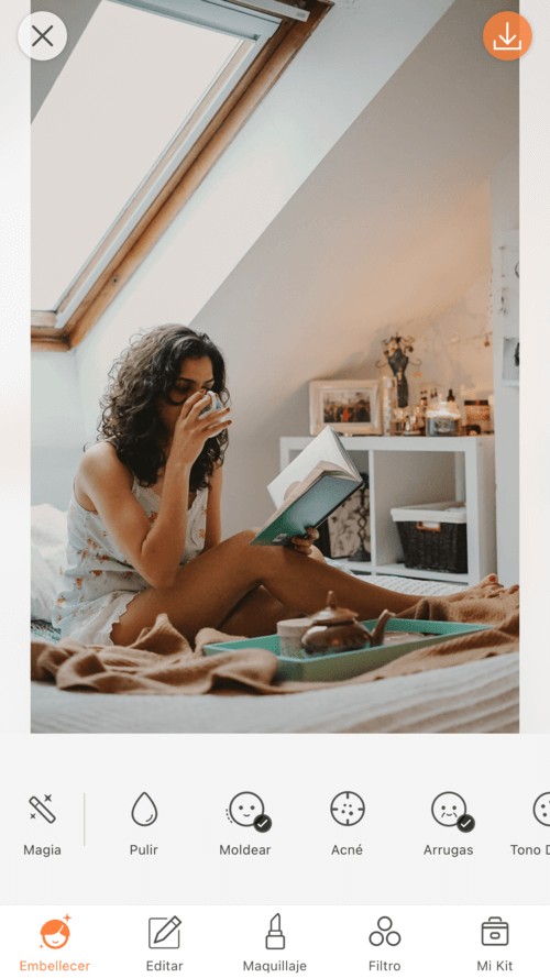 mujer en su cama leyendo y dedicándose tiempo para ella