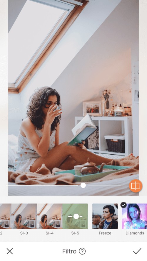 mujer en su cama leyendo y dedicándose tiempo para ella