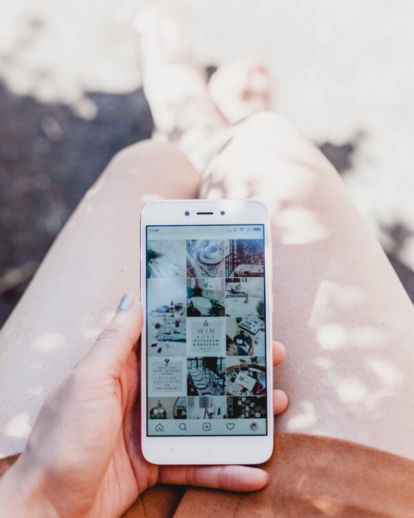 Foto da tela de um celular mostrando o feed do instagram 