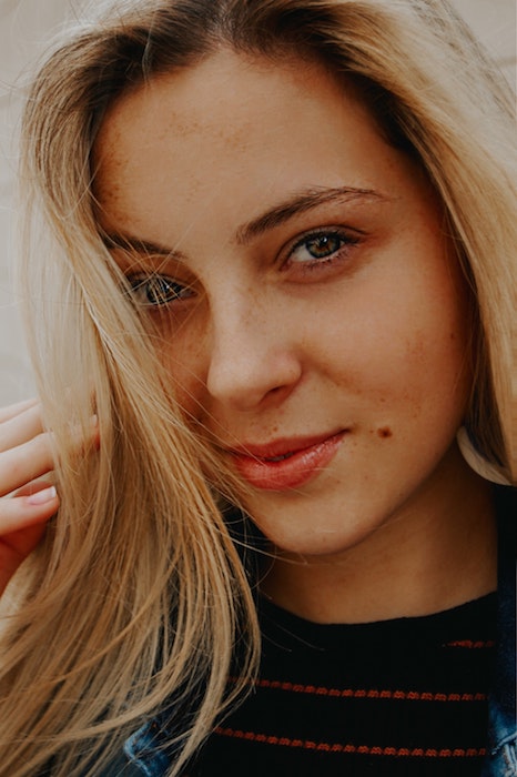 closeup photo of blonde woman