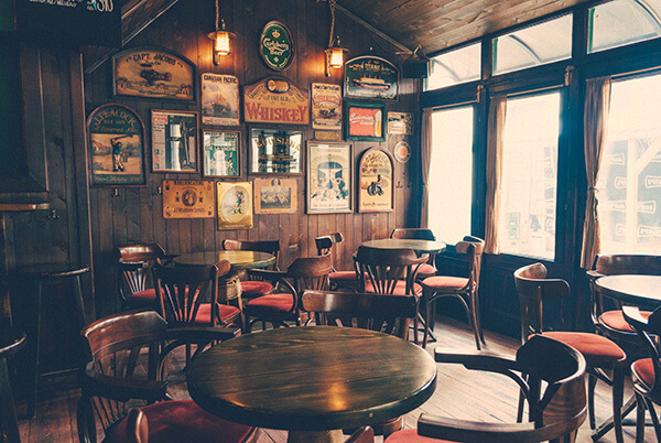 foto de um bar com mesas vazias