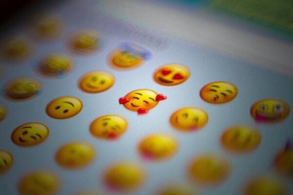 Uma tela de celular com vários emojis