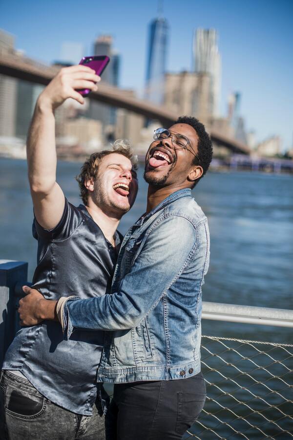 Casal de homens tirando uma selfie