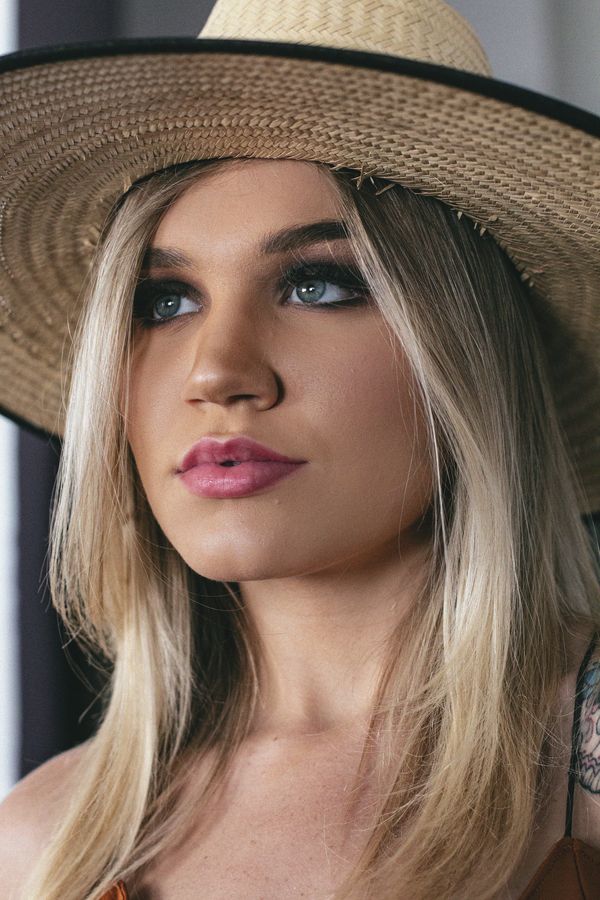 woman with blonde hair wearing a cowboy hat