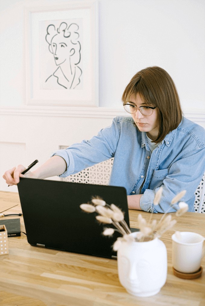 10 Powerful and Confident Poses for Women's Professional Headshots –  Splento Blog: Videography & Photography on demand.