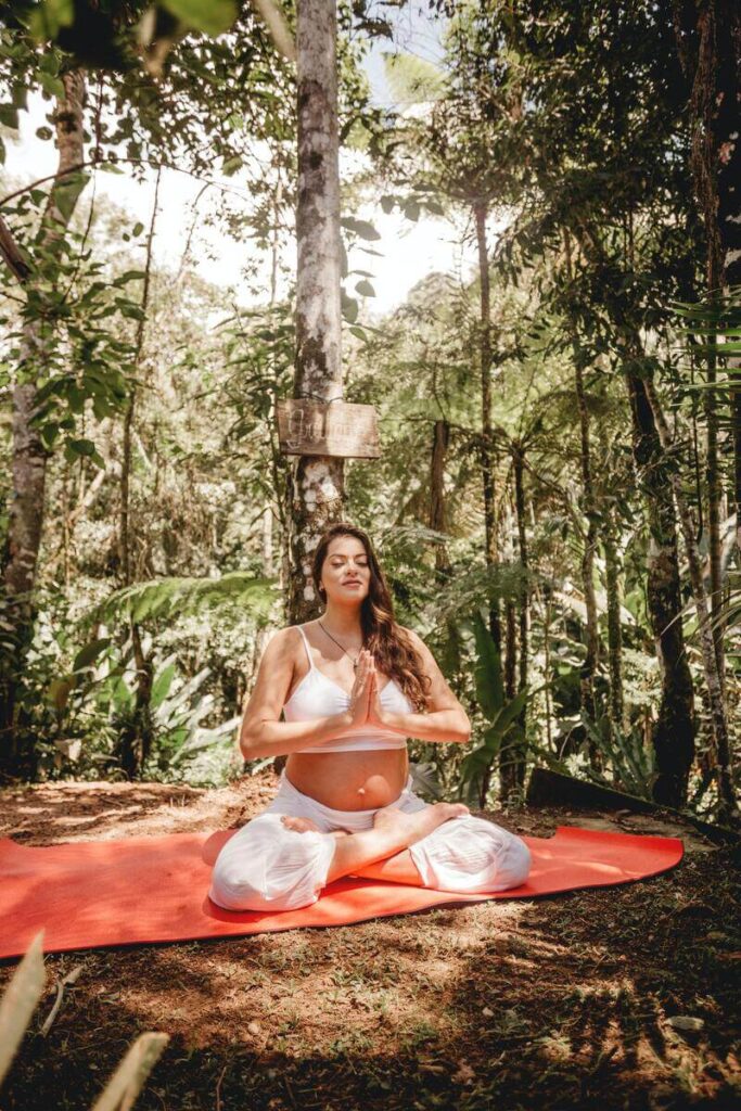 mulher praticando yoga na natureza